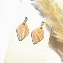 Lade das Bild in den Galerie-Viewer, Polymer Clay Ohrringe, Raute weiß/beige &amp; Silber, ca. 3,5 cm 🖐️
