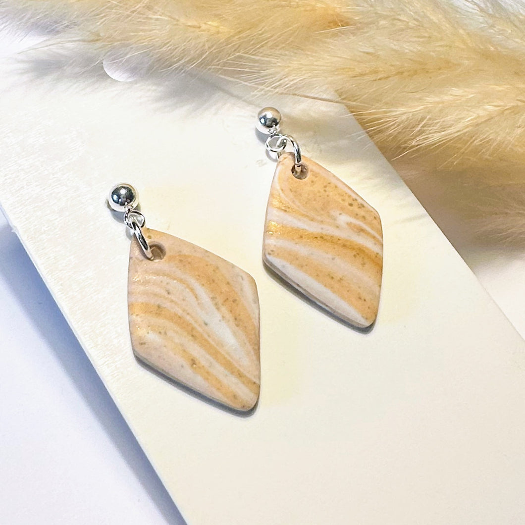 Polymer Clay Ohrringe, Raute weiß/beige & Silber, ca. 3,5 cm 🖐️