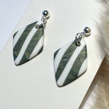 Lade das Bild in den Galerie-Viewer, Polymer Clay Ohrringe, Raute weiß/grau &amp; silber, ca. 3,5 cm 🖐️
