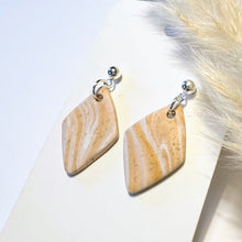 Lade das Bild in den Galerie-Viewer, Polymer Clay Ohrringe, Raute weiß/beige &amp; Silber, ca. 3,5 cm 🖐️
