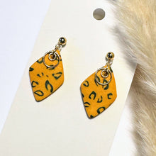 Lade das Bild in den Galerie-Viewer, Polymer Clay Ohrringe, Leo Raute, ca. 3,5cm 🖐️
