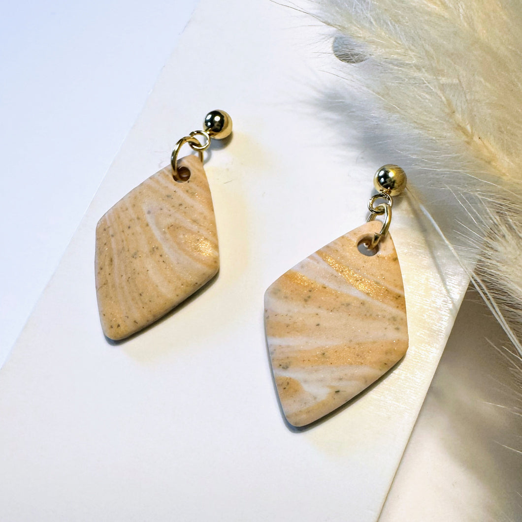 Polymer Clay Ohrringe, Raute weiß/beige & gold, ca. 3,5 cm 🖐️