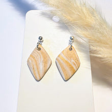 Lade das Bild in den Galerie-Viewer, Polymer Clay Ohrringe, Raute weiß/beige &amp; Silber, ca. 3,5 cm 🖐️
