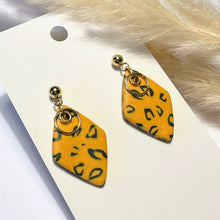 Lade das Bild in den Galerie-Viewer, Polymer Clay Ohrringe, Leo Raute, ca. 3,5cm 🖐️
