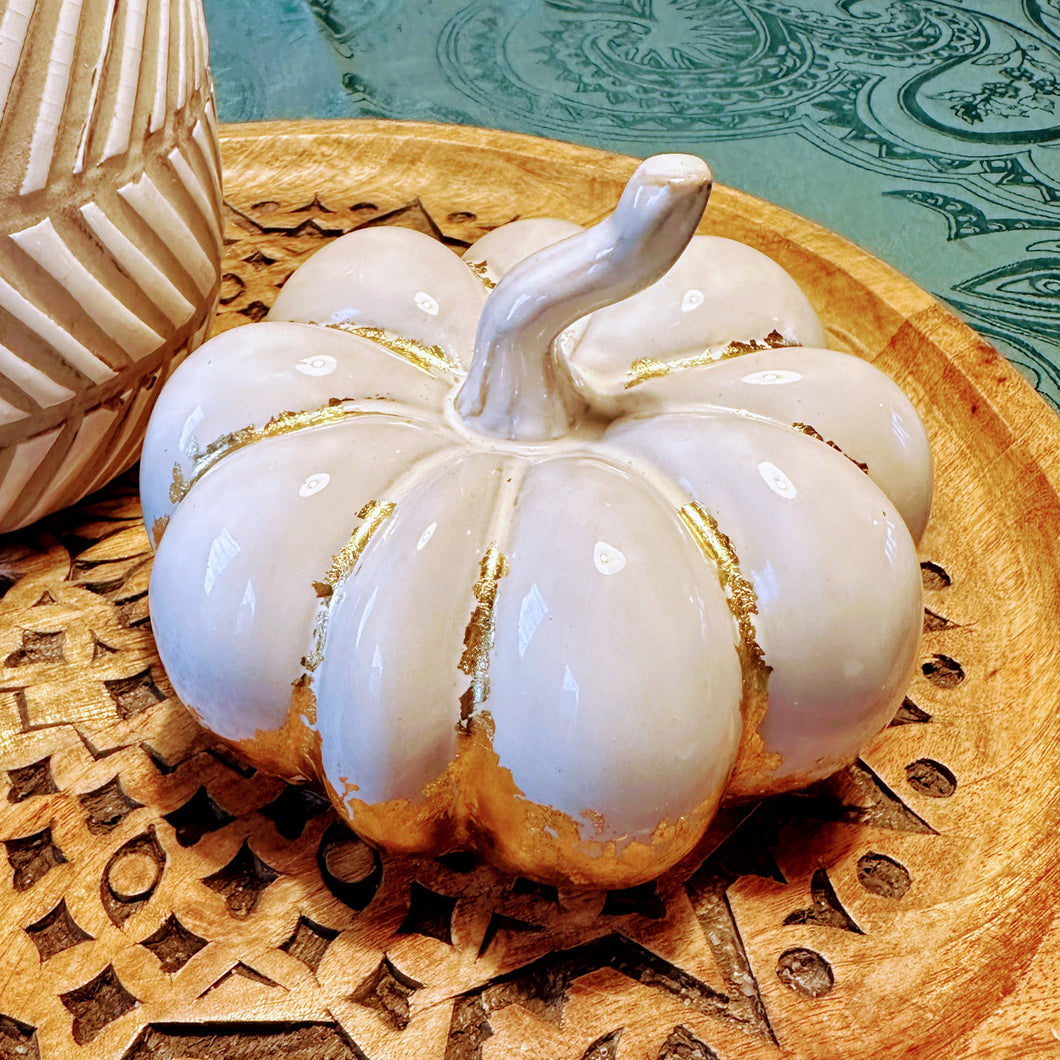 Keramikkürbis mit Blattmetall, Milchweiß und Gold, 15 cm