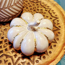 Lade das Bild in den Galerie-Viewer, Keramikkürbis mit Blattmetall, Milchweiß und Gold, 15 cm
