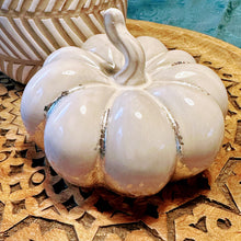 Lade das Bild in den Galerie-Viewer, Keramikkürbis mit Blattmetall, Milchweiß und Silber, 15 cm
