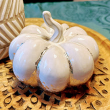 Lade das Bild in den Galerie-Viewer, Keramikkürbis mit Blattmetall, Milchweiß und Silber, 15 cm
