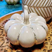 Lade das Bild in den Galerie-Viewer, Keramikkürbis mit Blattmetall, Milchweiß und Silber, 15 cm

