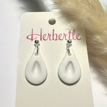 Lade das Bild in den Galerie-Viewer, Handgefertigte Fimo Ohrringe in weiß und silber.
