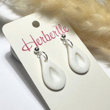 Lade das Bild in den Galerie-Viewer, Handgefertigte Fimo Ohrringe in weiß und silber.
