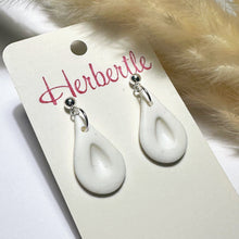 Lade das Bild in den Galerie-Viewer, Handgefertigte Fimo Ohrringe in weiß und silber.
