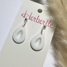 Lade das Bild in den Galerie-Viewer, Handgefertigte Fimo Ohrringe in weiß und silber.
