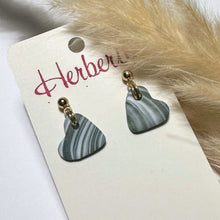 Lade das Bild in den Galerie-Viewer, Polymer Clay Ohrringe, Herzchen grau/weiß &amp; gold ca. 2,2 cm 🖐️
