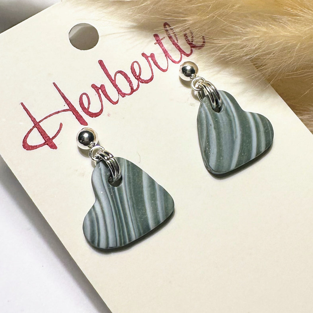 Polymer Clay Ohrringe, Herzchen grau/weiß & silber ca. 2,2 cm 🖐️