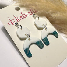 Lade das Bild in den Galerie-Viewer, Handgefertigte Fimo Ohrringe in weiß, grün und silber. Statement-Ohrringe
