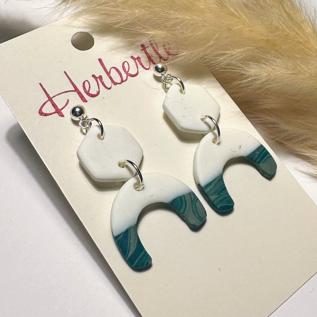 Handgefertigte Fimo Ohrringe in weiß, grün und silber. Statement-Ohrringe