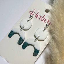 Lade das Bild in den Galerie-Viewer, Handgefertigte Fimo Ohrringe in weiß, grün und silber. Statement-Ohrringe
