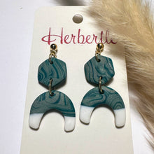 Lade das Bild in den Galerie-Viewer, Handgefertigte Fimo Ohrringe in weiß, grün und silber. Statement-Ohrringe
