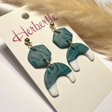 Lade das Bild in den Galerie-Viewer, Handgefertigte Fimo Ohrringe in weiß, grün und silber. Statement-Ohrringe
