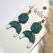 Lade das Bild in den Galerie-Viewer, Handgefertigte Fimo Ohrringe in weiß, grün und silber. Statement-Ohrringe
