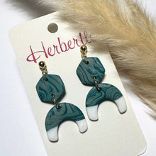 Lade das Bild in den Galerie-Viewer, Handgefertigte Fimo Ohrringe in weiß, grün und silber. Statement-Ohrringe
