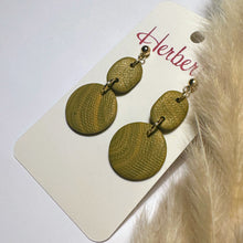 Lade das Bild in den Galerie-Viewer, Handgefertigte Fimo Ohrringe in beige und gold. Große Ohrringe
