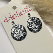 Lade das Bild in den Galerie-Viewer, Polymer Clay Ohrringe, Kreis schwarz &amp; silber ca. 2,5 cm 🖐️
