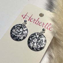 Lade das Bild in den Galerie-Viewer, Polymer Clay Ohrringe, Kreis schwarz &amp; silber ca. 2,5 cm 🖐️
