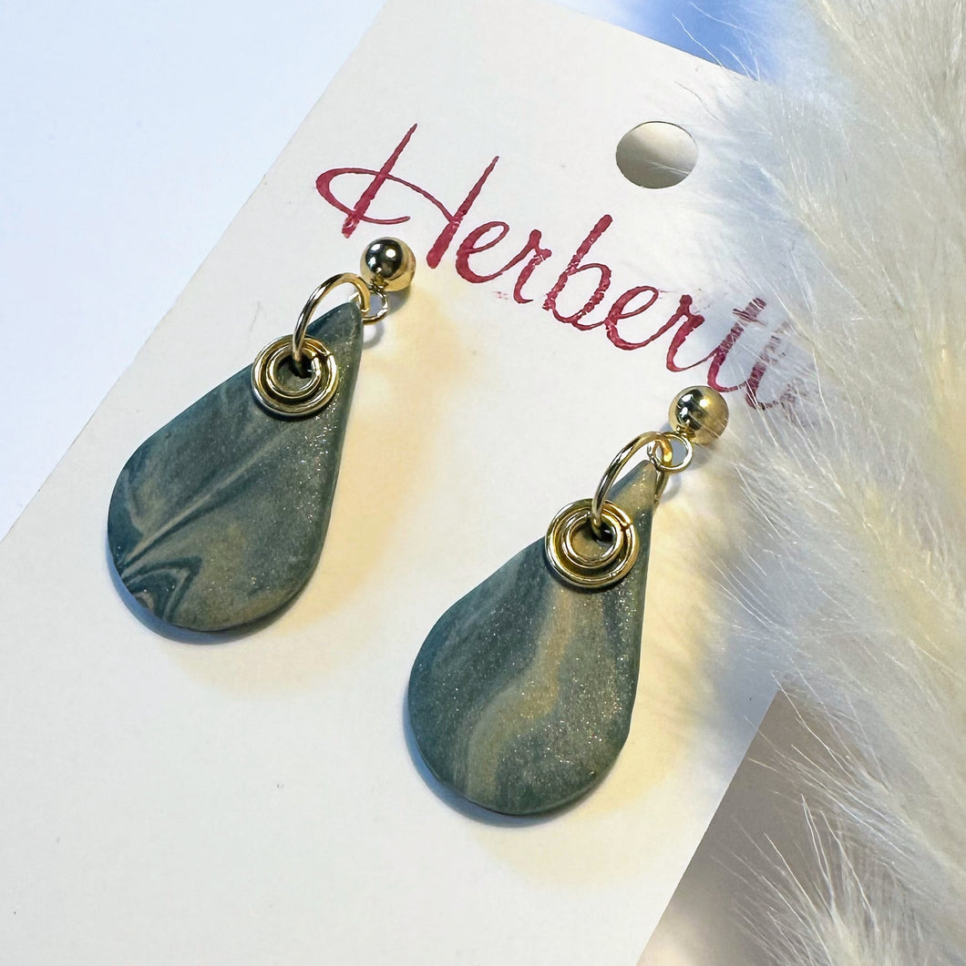 Fimo Ohrringe in grau,beige und gold.