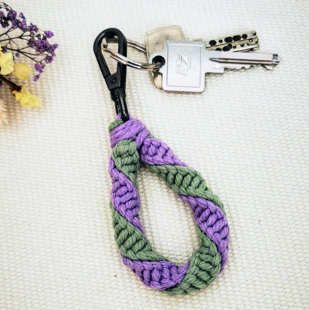 Schlüsselanhänger Makramee, lila/grün