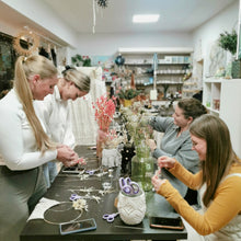 Lade das Bild in den Galerie-Viewer, WORKSHOP Ring mit Makramee und Trockenblumen
