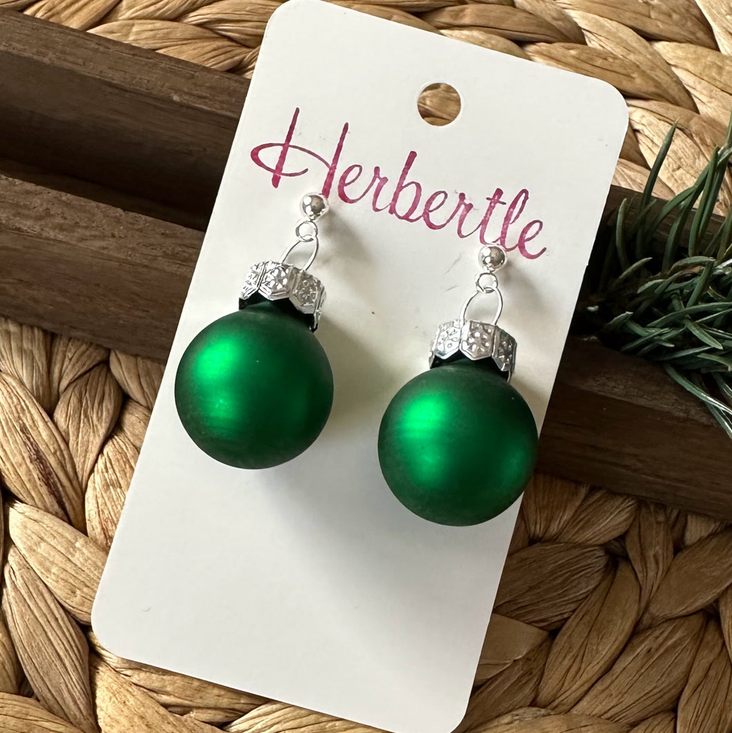 Glas-Weihnachtskugel Ohrringe, dunkelgrün matt, 20 mm