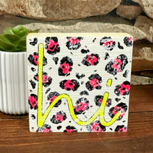 Lade das Bild in den Galerie-Viewer, Deko-Block „Hi“ aus Kiefernholz, 10 cm
