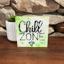 Lade das Bild in den Galerie-Viewer, Deko-Block „Chill Zone“ aus Kiefernholz, 10 cm
