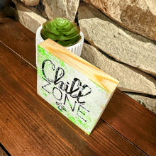 Lade das Bild in den Galerie-Viewer, Deko-Block „Chill Zone“ aus Kiefernholz, 10 cm
