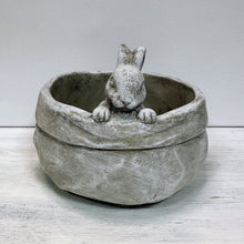 Lade das Bild in den Galerie-Viewer, Zementschale mit Hase, ø 14,5 cm
