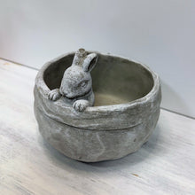 Lade das Bild in den Galerie-Viewer, Zementschale mit Hase, ø 14,5 cm
