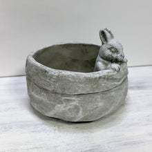 Lade das Bild in den Galerie-Viewer, Zementschale mit Hase, ø 14,5 cm
