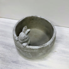 Lade das Bild in den Galerie-Viewer, Zementschale mit Hase, ø 14,5 cm
