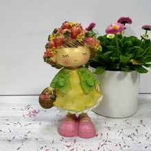 Lade das Bild in den Galerie-Viewer, Mädchen mit Erdbeerkranz, 17 cm
