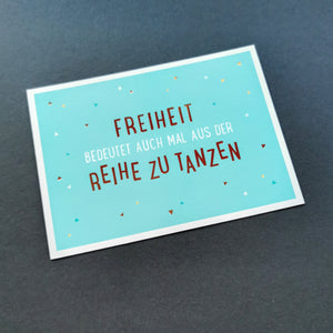 Postkarte "Freiheit bedeutet auch mal aus der Reihe zu tanzen"