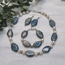Lade das Bild in den Galerie-Viewer, Ohrringe blau marmorierte Perlen, ca. 5,5 cm lang 🖐

