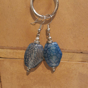 Ohrringe blau marmorierte Perlen, ca. 5,5 cm lang 🖐