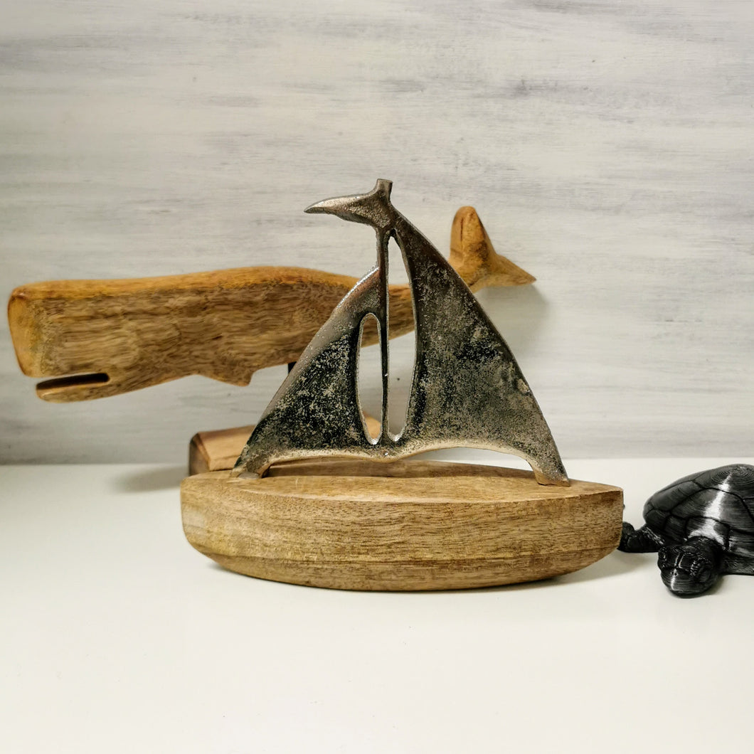 Segelboot aus Holz und Metall, 17 cm