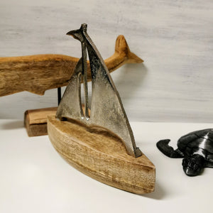 Segelboot aus Holz und Metall, 17 cm