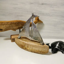 Lade das Bild in den Galerie-Viewer, Segelboot aus Holz und Metall, 17 cm
