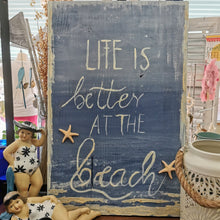 Lade das Bild in den Galerie-Viewer, Holzschild &quot;Life is better at the Beach&quot;, 46 cm 🖐
