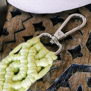 Schlüsselanhänger, Makramee, hellgrün/silber ca. 20 cm